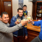 Óscar Andrés (izquierda) brinda con varios clientes en el bar Blondie de Villasana de Mena.-ICAL