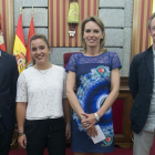 Eduardo Granados y Ana Román posan con Lorena de la Fuente y el delegado provincial, Iñigo Martínez, ayer.-RAÚL OCHOA