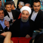 El presidente de Irán, Hasán Rohaní, vota en Teherán.-ABEDIN TAHERKENAREH