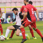 Adrián Hernández protege un balón en el choque ante el Tudelano.-ISRAEL L. MURILLO