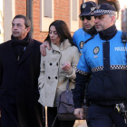 Raquel Gago llega a la Audiencia Provincial de León acompañada por su letrado, Fermín Guerrero (I) y dos policías municipales-ICAL