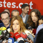 Susana Díaz atiende a los medios de comunicación en la sede del PSC, este jueves.-ÁLVARO MONGE