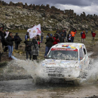 El coche de Cristina Gutiérrez se interna en un tramo de barro y agua-@cris_tortu