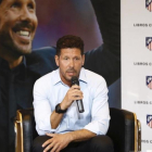 Simeone, durante la presentación de su libro este miércoles en el Vicente Calderón.-EFE / J. P. GANDUL