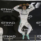 Rosberg salta de alegría en el podio tras ganar el Mundial.-AP / LUCA BRUNO