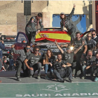 Cristina Gutiérrez celebra con su equipo el final Rally Dakar 2020. TWITTER