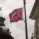 La bandera confederada ondea junto al Capitolio de Carolina de Sur, en Columbia, este miércoles.-Foto:   AFP / SEAN RAYFORD