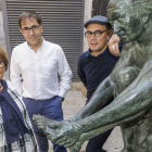 Mariví Martín, Jesús Aguirre y Pedro Javier García, junto a la escultura del peregrino, dentro del albergue de Burgos.-SANTI OTERO