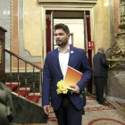 Gabriel Rufián, con unas margaritas amarillas en la primera sesión de la investidura de Pedro Sánchez.-DAVID CASTRO