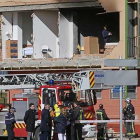 La Policía Científica inspecciona el piso después de que los bomberos retirasen los escombros del interior de las habitaciones.-RAÚL G. OCHOA