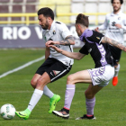 Adrián controla un balón contra el Real Valladolid B.-SANTI OTERO