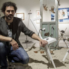 Javier Martiartu inmerso en su ‘mundo de sueños’, instalado temporalmente en el Consulado del Mar.-SANTI OTERO