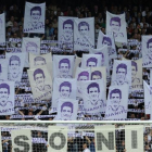 Aficionados del Real Madrid sostienen pancartas apelando al 'Espíritu Juanito'.-AFP / CHRISTOF STACHE