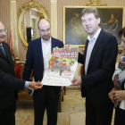 Manuel Fuentes y Javier Lacalle presentando el Día de la Bici.-RAÚL G. OCHOA
