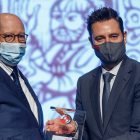 El gerente de Casa Ojeda, Luis Carcedo, recibe el Premio a Mejor Restaurante de Castilla y León de manos del alcalde de Burgos, Daniel de la Rosa. SANTI OTERO