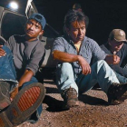 Inmigrantes mexicanos arrestados cerca de la frontera, antes de ser traslados a Arizona.-AFP / SCOTT OLSON GETTY