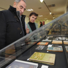 Dos visitantes observan algunos de los ejemplares que se exhiben en la exposición, entre ellos, la inédita biografía de Larra.-Israel L. Murillo