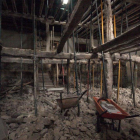 El interior de la antigua escuela se está vaciando y apuntalando en estos momentos.-G.G.