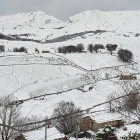 La nieve ya cubría ayer los campos cercanos a Castrovalnera y el Pico de la Miel. LUNADA.ORG