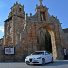 El Giulia muestra su poderío junto a la iglesia de Santa María la Real de Sasamón, de corete catedralicio, contruida en el siglo XIII.-HÉCTOR FUSTEL