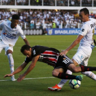 Una imagen del partido del Santos y el Sao Paolo.-PAULO WHITAKER (REUTERS)