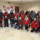 Foto de familia de los voluntarios de Cruz Roja en Briviesca junto al presidente de la entidad en Burgos, Arturo Almansa, y el alcalde de la localidad, Marcos Peña.-ECB