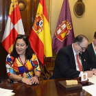Cronistas de ambos países junto al presidente de la Diputación y el alcalde de Burgos ayer en el Palacio Provincial.-ICAL