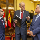 (De izq. a dcha.) José Vicente Orden, Albert Peters y Lorenzo Rodríguez durante su encuentro de ayer. S. O.