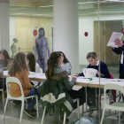 Las alumnas de 3º de la ESO realizando la prueba del Talent Search.-RAÚL G. OCHOA