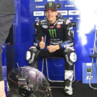 Maverick Viñales busca la complicidad del fotógrafo mientras descansa en su boxe de Sepang (Malasia).-ALEJANDRO CERESUELA