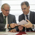 Momento de la firma del convenio entre Ballvé y Benavente-SANTI OTERO