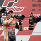 Andrea Dovizioso, Marc Márquez y Danilo Petrucci, en el podio del GP de Japón.-EFE / KIMIMASA MAYAMA