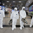 écnicos rocían desinfectante como parte de los esfuerzos para prevenir la propagación de un nuevo virus que se originó en la ciudad china de Wuhan, en una terminal de autobuses en Gwangju, el 28 de enero del 2020.-AFP