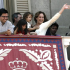 Ada Colau, con su hijo en brazos, este domingo en el balcón del ayuntamiento de Barcelona durante una 'diada castellera'.-Foto:  Alberto Estévez / EFE
