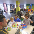 Dos padres con sus pequeños juegan en una ludoteca de uno de los centros cívicos de la capital.-RAÚL G. OCHOA