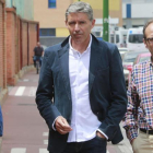 Paco Fernández (izquierda) se dirige a la sala de prensa de El Plantío junto a Juan Carlos Barriocanal.-RAÚL G. OCHOA