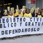 Los trabajadores protestando a la puerta de los juzgados.-ISRAEL L. MURILLO