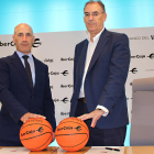 El director provincial territorial en Burgos de Ibercaja, Javier González, y el presidente del club de baloncesto Tizona, Miguel Ángel Benavente, han firmado hoy el convenio de colaboración en la sede central de Ibercaja en Burgos. ECB