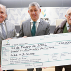 Pantoja, Hontoria y  López Santa Olalla posan con el cheque con los 10.000 euros de ayuda por la venta de lotería. SANTI OTERO