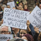 Asistentes a la manifestación contra la corrupción celebrada este domingo en Valencia portan carteles contra el PP y los casos que han afectado a esta comunidad.-MIGUEL LORENZO