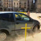 El coche que ha embestido las cruces amarillas en Vic.-EL PERIÓDICO