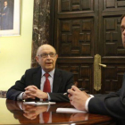 El ministro de Hacienda, Cristóbal Montoro, y el conseller de Economia, Oriol Junqueras, en el Ministerio en marzo del 2016.-AGUSTÍN CATALÁN