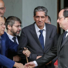 Hollande estrecha la mano del rector de la Gran Mezquita de París, Dalil Boubakeur (izquierda), tras el encuentro en el Elíseo.-AP / THOMAS PADILLA