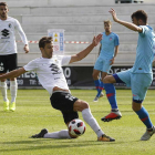 Aritz Borda disputa un balón en el choque contra el Atlético B.-SANTI OTERO