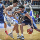 Bruno Fitipaldo supera en bote a un rival durante un partido oficial con la selección de Uruguay.-FIBA