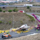 Una grúa de gran tamaño retira el vehículo accidentado en el nudo Landa.-ISRAEL L. MURILLO
