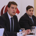El exconcejal del PP Ángel Ibáñez junto al responsable de León Air, Santos Álvarez.-ISRAEL L. MURILLO
