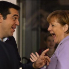 Alexis Tsipras y Angela Merkel en La Valetta.-