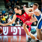 Zipser mantiene la posesión en el partido disputado frente a Israel el pasado jueves.-FIBA