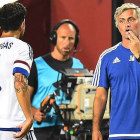 José Mourinho da instrucciones a Cesc, durante el partido entre el Barça y el Chelsea en Washington.-Foto: AFP / NICHOLAS KAMM
